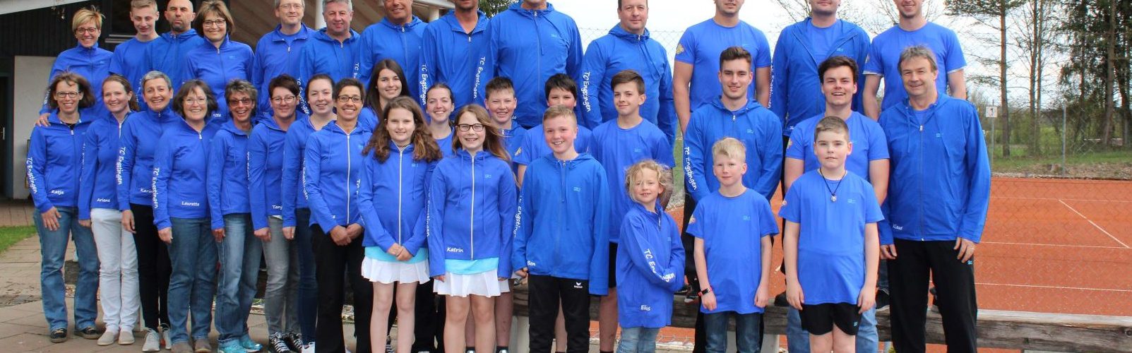 ein Teil der Mitglieder im neuen Outfit